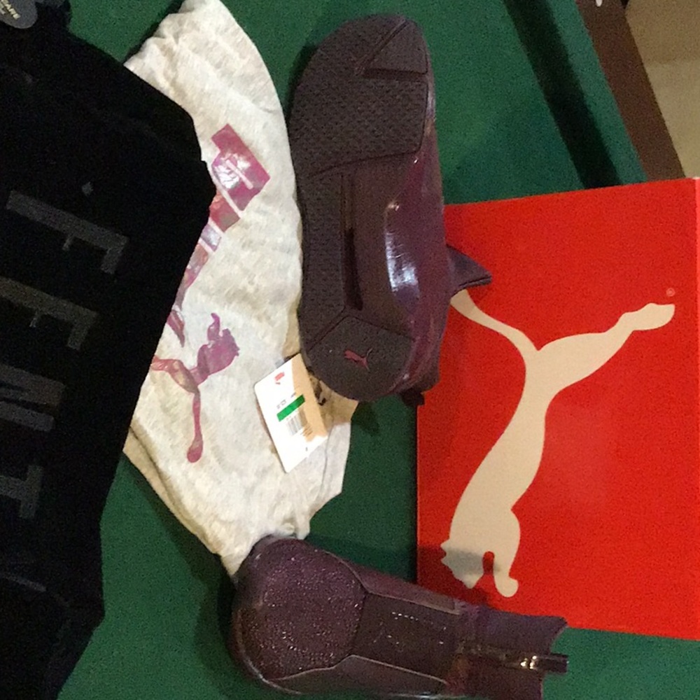 Gym shoes with matching shirt - Picture 1 of 1